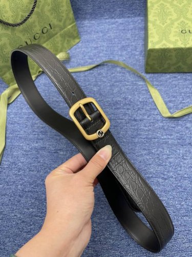 【品牌】古驰 Gucci 特P200 【描述】采用高级Gucci Signature真皮精制而成，触感厚实，饰以双G商标带扣。腰带为意大利尺寸，请在购买前参阅腰