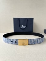 宽度3.5Cm Dior 这款不锈钢金属腰带扣是春季系列新品，展示 Cd Icon 标志和 Oblique Cosmo 图案，致敬 Dior 的经典图案。可与各