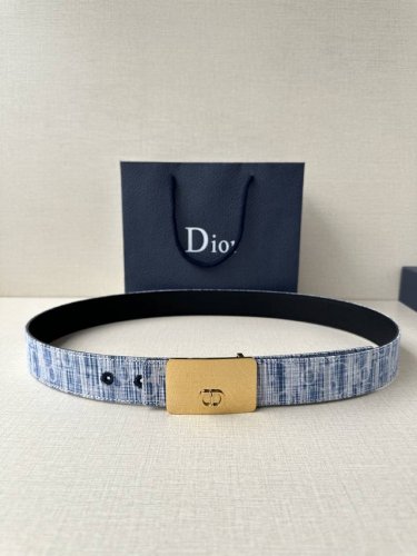 宽度3.5Cm Dior 这款不锈钢金属腰带扣是春季系列新品，展示 Cd Icon 标志和 Oblique Cosmo 图案，致敬 Dior 的经典图案。可与各