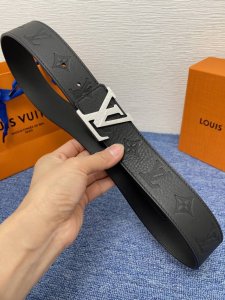 品牌Lv 4．0Cm 描述这款饰有Lv带扣的腰带配以水牛皮衬里，覆以Monogram 牛皮。展现细腻的品牌特质，是牛仔裤的理想配件 Lv字母带扣 Monogra