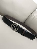 双面经典热压款 3.7双面腰带，一侧为Gucci Signature皮革，反面一侧为单色皮革。配以互扣式双G带扣