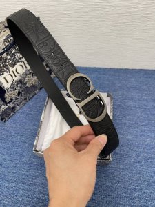 特 这款 35 毫米双面腰带结合典雅气质与摩登风范。 一面采用黑色 Dior Gravity 印花效果皮革，以牛皮革融合压花工艺，演绎经典的 Oblique 印