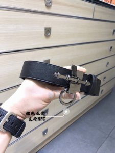 配送专柜包装 打孔针 批 专柜同款、实拍专柜官网，尺寸:35Mm，支持Nfc原版美人图扣头，极富设计美感 ，双面采用进口原版小牛皮，清晰美观，原版皮质档次高。高