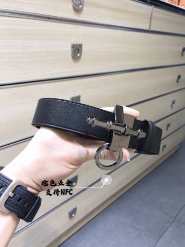配送专柜包装 打孔针 批 专柜同款、实拍专柜官网，尺寸:35Mm，支持Nfc原版美人图扣头，极富设计美感 ，双面采用进口原版小牛皮，清晰美观，原版皮质档次高。高