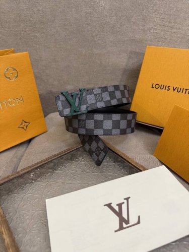 -Lv Dimension 4.0双面腰带将经典格调引入新颖尺幅设计。皮革压印 Lv 字母和 Monogram 花卉，与纤秀 Lv 字母搭扣相映成趣，令品牌标识