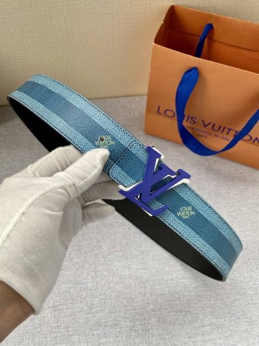 特P180 Initiales Damier Stripes 双面腰带选取 Damier Stripes 帆布和素净牛皮革，搭配抛光 字母搭扣，与春季胶囊皮具系