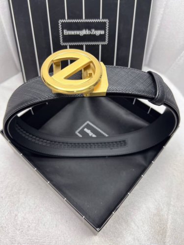 杰尼亚：原单头层牛皮十字纹面．内衬头层牛皮平纹底，营造织纹外观。饰以标志原单自动扣。专柜宽度3.5Jn