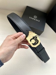 特 宽度4.0Cm Versace 范思哲 标志：腰带扣上的镂空美杜莎，赋予该款Palazzo腰带很高的辨识度。腰带采用饰有Mock Croc印花的柔软牛皮革制