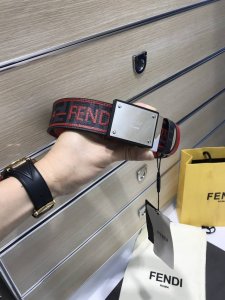 配送专柜包装 打孔针 特 宽38Mm，原单进口双面头层牛皮，搭配原单钌钯电镀F扣，手感.油边近乎完美，原产皮料定制，质感无可挑剔，出众的细节，高清实拍，货真价实