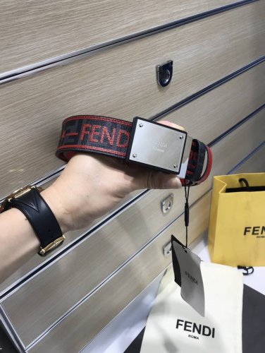 配送专柜包装 打孔针 特 宽38Mm，原单进口双面头层牛皮，搭配原单钌钯电镀F扣，手感.油边近乎完美，原产皮料定制，质感无可挑剔，出众的细节，高清实拍，货真价实