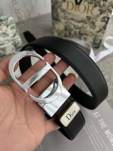 品名：迪奥. Dior.原单 型号：挂扣，原版经典挂扣，实物拍摄，头层牛皮 材料：百分百头层牛皮，保证真皮。双面可用专柜同等质量，原版经典双面平纹，银扣，可旋转