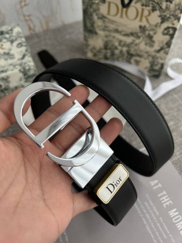 品名：迪奥. Dior.原单 型号：挂扣，原版经典挂扣，实物拍摄，头层牛皮 材料：百分百头层牛皮，保证真皮。双面可用专柜同等质量，原版经典双面平纹，银扣，可旋转