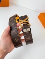 品名： Lv..路易..威登腰带皮带原单 型号：挂扣，经典纯钢材质挂扣，头层牛皮，图片实物拍摄 材料：头层牛皮，挂扣系列，纯钢材质扣头，钯镀电镀工艺永不掉色。原