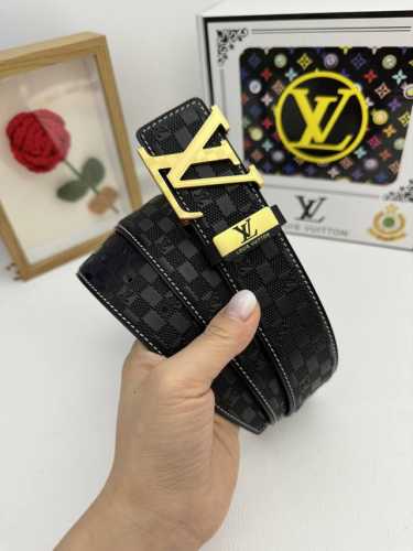 品名：Lv..路易..威登原单 材质：原单牛皮腰带 百分百头层牛皮腰带保证真皮，24K纯钢扣，专柜原单品质、做工精细，时尚大牌，送人自用首选 包装： 请认准如图