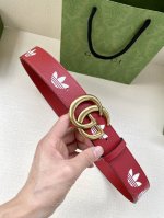 宽带4.0Cm Gucci 作为adidas X Gucci联名系列之一，这款皮革腰带饰有gucci Trefoil印花。Adidas和gucci大胆探索联名系