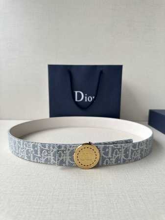 宽度3.5Cm Dior 受到标志性的同名手袋的启发 Montaigne腰带提供可翻转的版本 这要归功于其旋转机制 一侧采用天然光滑的小牛皮制成 - 点击图像关闭