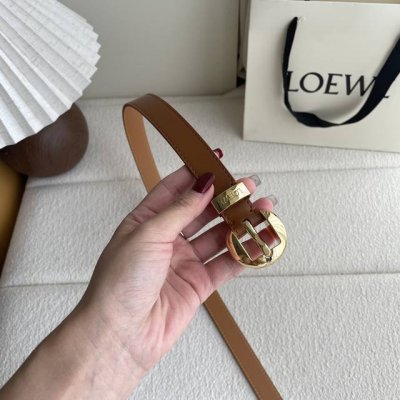 罗意威光滑牛皮革Pebble腰带，搭配Anagram Pebble针扣，2Cm宽，五孔调节。颜色：土黄色