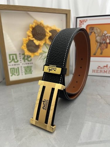 品名：Versace.范思哲 材质：原单牛皮腰带 百分百头层牛皮腰带保证真皮，24K纯钢扣，专柜原单品质、做工精细，时尚大牌，送人自用首选 包装： 请认准如图专