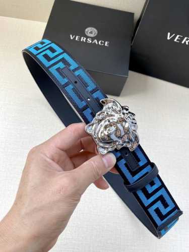 特 带宽3.8Cm Versace 范思哲 此款缎带腰带风格十分休闲，饰有标志性希腊回纹图案，可搭配休闲单品或高腰正装。 闭合式佩戴 希腊回纹图案 材质：100
