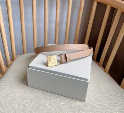 Loewe 罗意威 专柜最新同款腰带 选用光滑牛皮革窄款腰带 配有Anagram挂锁针扣 卓越的工艺 个性的造型 精美的材质 宽:2.0Cm