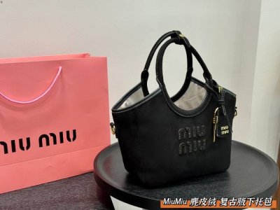 小号 又是被Miumiu 征服的一天 麂皮绒Tote托特 近期的好物推荐，最近超爱这个包包，托特包真的超能 装，出门拍摄能装好多小东西，随意慵懒的赶脚很戳我 尺