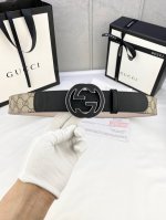 宽度4.0Cm Gucci 这款腰带在新款系列中惊艳亮相，采用以标志性米色 乌木色组合呈现的品牌双G精品钢扣字母交织图案，与黑色皮革材质相得益彰。双G搭扣采用做