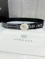 宽度4.0Cm Versace 范思哲 此款Palazzo腰带采用牛皮革面料制作，并饰有Le Pop Classique图案印花和标志性的美杜莎五金真空电镀配件