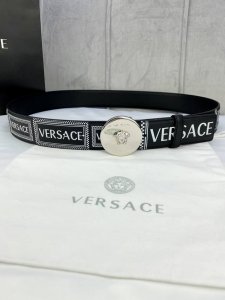 宽度4.0Cm Versace 范思哲 此款Palazzo腰带采用牛皮革面料制作，并饰有Le Pop Classique图案印花和标志性的美杜莎五金真空电镀配件