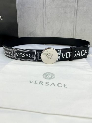 宽度4.0Cm Versace 范思哲 此款Palazzo腰带采用牛皮革面料制作，并饰有Le Pop Classique图案印花和标志性的美杜莎五金真空电镀配件