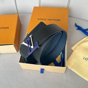 L0Uis Vuitt0N 專櫃最新升級版本 寬度40Mm 原廠荔枝紋面壓刻有花型圖案效果 進口柔軟小牛皮底 搭配新型字母搭扣 百搭易襯
