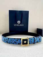 宽度3.8Cm Versace 此款印花底黑色腰带采用小牛皮制成，金色搭扣饰有品牌标志性的美杜莎头像！