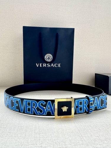 宽度3.8Cm Versace 此款印花底黑色腰带采用小牛皮制成，金色搭扣饰有品牌标志性的美杜莎头像！