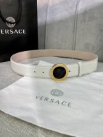 宽度4.0Cm Versace 范思哲 此款柔软的皮带饰3D美杜莎腰带扣，可搭配正装或休闲牛仔装。