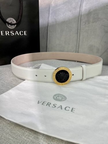 宽度4.0Cm Versace 范思哲 此款柔软的皮带饰3D美杜莎腰带扣，可搭配正装或休闲牛仔装。