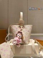 牛皮版本 配挂件 Lv限定All In Bb新色来喽，粉紫色系上新 Lv All Inbb手袋为Monogram牛皮搭配亮泽金属件，以标志性挂锁和名牌彰显经典格