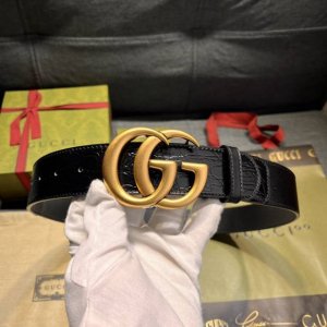 古奇 新款 ，宽4.0 标志性gg图案采用穿孔工艺制作，为这款黑色皮革腰带增添精致质感。闪亮钯金色调金属双g造型配件灵感源自对品牌别具意义的70年代的典藏设计