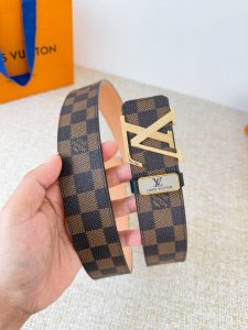 品名： Lv..路易..威登腰带皮带原单 型号：挂扣，经典纯钢材质挂扣，头层牛皮，图片实物拍摄 材料：头层牛皮，挂扣系列，纯钢材质扣头，钯镀电镀工艺永不掉色。原