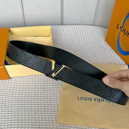 原版包裝 L0Uis Vuitt0N 專櫃最新升級版本 寬度40Mm 原廠小荔面壓刻有花型圖案效果 內襯進口柔軟小牛皮底 搭配新款字母搭扣 百搭易襯！ - 点击图像关闭