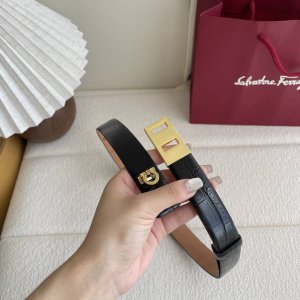 特 菲拉此款皮带采用光滑牛皮制成，融合简约设计与标志性细节，为各类造型增添经典隽永韵味。正面缀饰Gancio扣饰，灵感源自Hug手提袋。背面配有两枚滑扣，可调节