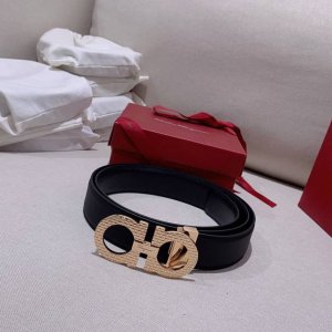 菲拉格慕 高级定制款男士皮带 双面头层牛皮 可双面使用 自行选择搭配 真材实料 很有质感 时尚经典不失风范 搭配精品尾夹扣 长短可自行裁剪 宽度3.5Cm