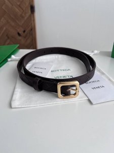 Bv 2025最新款女士编织腰带 纯手工Intreccio大格子编织 双面意大利小牛皮搭配日字型微复古金色针扣 可活动皮环 皮带宽度2Cm 颜色: 咖啡色