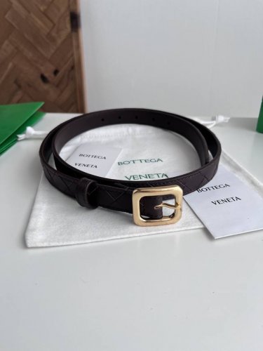 Bv 2025最新款女士编织腰带 纯手工Intreccio大格子编织 双面意大利小牛皮搭配日字型微复古金色针扣 可活动皮环 皮带宽度2Cm 颜色: 咖啡色