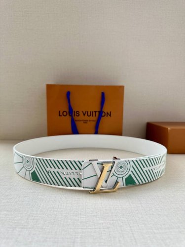 特 本款 Lv Imprint 双面腰带令休闲造型展露新季街头风范。皮革腰带压印 Vuitton 字样，延续运动鞋外底的灵感启发。Lv 字母搭扣拥有缤纷边缘，不