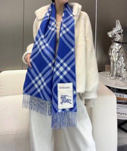 怒推走量新款巴宝莉官网最新款 %顶级双面山羊绒材质非常保暖 柔软亲肤，不扎脖经典巴宝莉格纹设计男女通用情侣款尺寸32*192Cm中性款男女各自选择自己中意的颜色