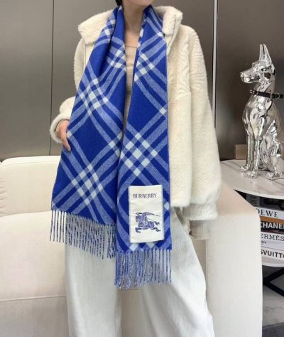 怒推走量新款巴宝莉官网最新款 %顶级双面山羊绒材质非常保暖 柔软亲肤，不扎脖经典巴宝莉格纹设计男女通用情侣款尺寸32*192Cm中性款男女各自选择自己中意的颜色