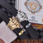 品名：范思哲 原单 材料：百分百头层牛皮腰带，保证真皮皮带，专柜原单品质、做工精细，送人自用首选 包装： 请认准如图专柜包装，赠送打孔器，银联发票，宽度3.8C