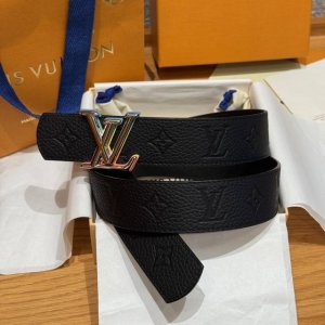 -驴家双面男士腰带 这款采用牛皮制作，简单大方，精品五金，双面进口皮，低调却又无法让人忽视，荔枝纹的独特纹理，细腻而精致，每一处都诉说着品牌的卓越工艺与品质追求