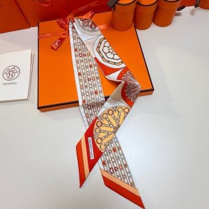 爱马仕Hermes“万花筒效应”Twilly小丝巾。 Twilly真丝缎带 100%桑蚕丝 。 这款小巧的真丝配饰佩戴方式千变万化，可为您的日常造型增添灵动妙趣