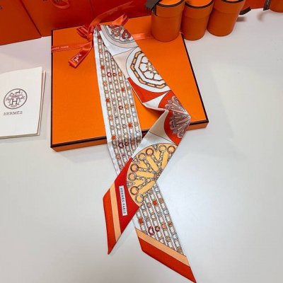 爱马仕Hermes“万花筒效应”Twilly小丝巾。 Twilly真丝缎带 100%桑蚕丝 。 这款小巧的真丝配饰佩戴方式千变万化，可为您的日常造型增添灵动妙趣