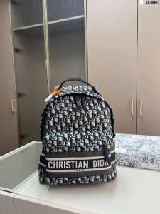 Dior包包Dior迪奥双肩包 回头率超高的一款双肩包 轻便容量又大出行必备的单品 D-396尺寸28×39配盒